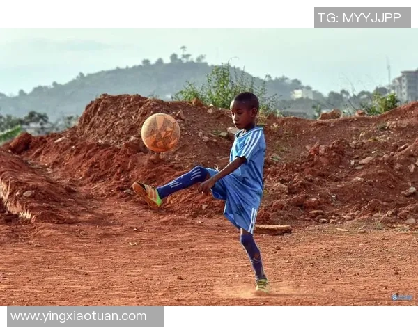 小孩模仿足球明星精彩动作展现运动热情与梦想追逐